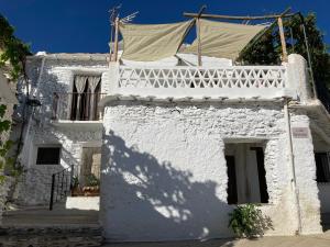 a white building with a shadow on the side of it at Casa Tradicional Alpujarreña in Capileira