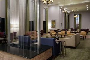 Lounge nebo bar v ubytování Hampton Inn & Suites National Harbor/Alexandria Area