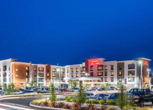 un hotel con coches estacionados en un estacionamiento en Hampton Inn & Suites - Napa, CA, en Napa