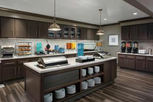 una cocina con encimera con platos. en Homewood Suites By Hilton San Jose North, en San José