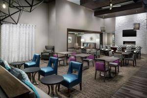 restauracja ze stołami i krzesłami oraz poczekalnia w obiekcie Homewood Suites By Hilton San Jose North w mieście San Jose