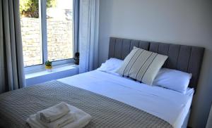 Кровать или кровати в номере VillaSleeps10-Garden-FreeParking-Pool-Ac