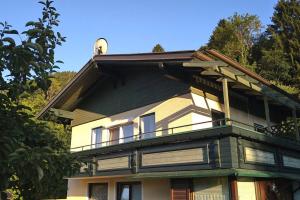 duży dom z dachem gambrel w obiekcie Geräumige Ferienwohnung mit Seezugang w mieście Altossiach