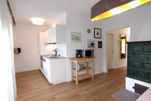 Kuchyňa alebo kuchynka v ubytovaní Geräumige Ferienwohnung mit Seezugang + 4 fotografie