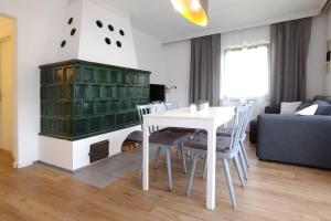 salon z białym stołem i kominkiem w obiekcie Geräumige Ferienwohnung mit Seezugang w mieście Altossiach