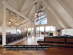 una gran sala de estar con zona de cocina comedor de más de 2 m2 en Anahola Aloha Beach House home, en Anahola