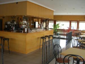 un restaurante con mesas y sillas y un bar en La Muralla, en Retortillo de Soria