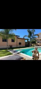 vistas a una piscina con árboles y a un edificio en Villa Letizia en Anzio