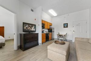 een woonkamer met een bank en een flatscreen-tv bij Scottsdale upgraded 1 bd 1 ba 2 Queen Beds in Scottsdale