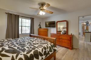 - une chambre avec un lit, une commode et un miroir dans l'établissement Pet-Friendly Slocomb Vacation Rental with Sunroom!, 