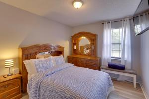 - une chambre avec un lit, une commode et un miroir dans l'établissement Pet-Friendly Slocomb Vacation Rental with Sunroom!, 