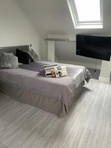 um quarto com uma cama grande e uma televisão de ecrã plano em Newly renovated studio in Acton em Londres