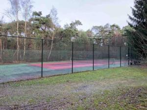 Tenis a/nebo squash v ubytování Heerlijk familiehuis in het bos nebo okolí