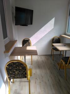um quarto com duas mesas e duas cadeiras e uma televisão em Aldo haus em Siegen