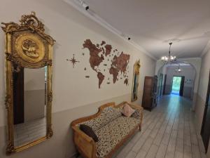 um quarto com um mapa do mundo na parede em Hotel Kārklu Muiža em Jelgava