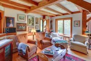 uma sala de estar com cadeiras e uma mesa em Tranquil Washington Home with Sauna, on 70 Acres em Washington
