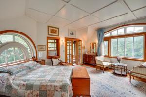 um quarto com uma cama grande e uma janela grande em Tranquil Washington Home with Sauna, on 70 Acres em Washington