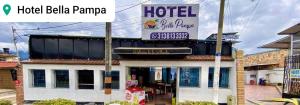 富薩加蘇加的住宿－HOTEL BELLA PAMPA FUSAGASUGA，前面有标志的酒店大楼