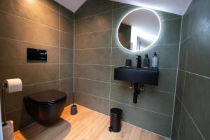 Kopalnica v nastanitvi Apartments Kras 24 with Pool