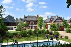 a house with a pool in front of it at Les Haltes du Clos du Petit Dannezy in Cour-Cheverny