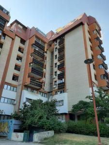 ein großes Apartmenthaus mit Graffiti drauf in der Unterkunft Apartman Sofka in Vranje