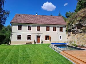 uma grande casa branca com um quintal em Chalupa Zátyní - celý objekt em Dubá mais 59 fotografias