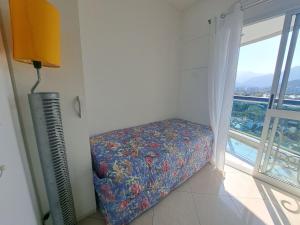 Un dormitorio con una cama y una ventana con vistas. en Quarto privativo em Apto Barra com Vista - com anfitrião, en Río de Janeiro 53 fotos más