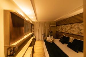ein Hotelzimmer mit einem Bett und einem Flachbild-TV in der Unterkunft Opaba Praia Hotel in Ilhéus