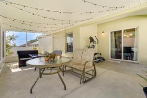 un comedor con mesa y sillas en una habitación en Charming Leesburg Getaway with Screened Porch!, en Leesburg