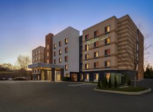 ein Hotel auf einem Parkplatz in der Unterkunft Fairfield Inn & Suites by Marriott Hershey Chocolate Avenue in Hershey