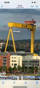 een grote gele toren met een vliegtuig dat opstijgt bij James Clow Bed & Breakfast in Belfast