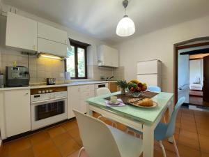 una cucina con tavolo e ciotola di frutta di Casa Bellavista - Serena a Lugano