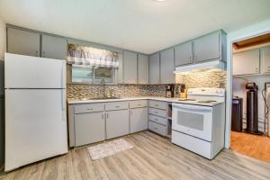 Η κουζίνα ή μικρή κουζίνα στο Prudenville Family Home with Game Room and Fire Pit! +17 φωτογραφίες