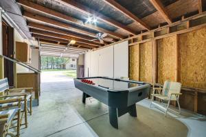 Φωτογραφία από το άλμπουμ του Prudenville Family Home with Game Room and Fire Pit! σε Houghton Lake
