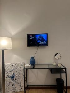 Televízia a/alebo spoločenská miestnosť v ubytovaní Ventoblu in Centro Napoli