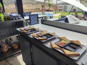 Oulad AkkouにあるCASA DEL TITOのビュッフェ(テーブルの上にパンとチーズを用意)