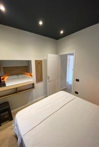 - une chambre avec un grand lit blanc dans l'établissement EQ Tirana Apartments, à Tirana