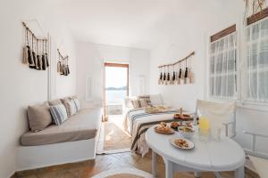 馬蘇里的住宿－Menori Luxury Suites-Villa Athina，白色的客房配有一张床和一张桌子