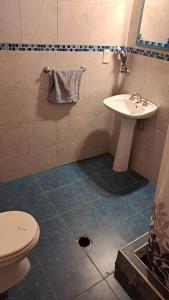 Simple y cálido departamento في مايبو: حمام مع حوض ومرحاض