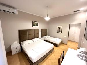 um quarto com duas camas num quarto em HOTEL NOBEL CENTER em Tirana