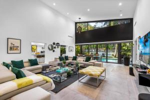 O zonă de relaxare la Coconut Grove Villa with heated Pool sleeps 12
