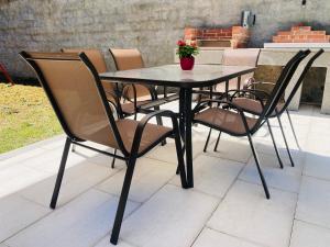une table noire et des chaises avec une plante en pot dessus dans l'établissement La casa di Giulio, à Ronciglione