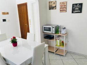 une cuisine avec une table blanche et un four micro-ondes dans l'établissement La casa di Giulio, à Ronciglione 28 autres photos