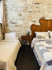 Un pat sau paturi într-o cameră la Griffon Hotel