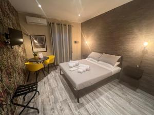 una camera da letto con un letto e asciugamani di Kalasó Design Guest House a Fiumicino