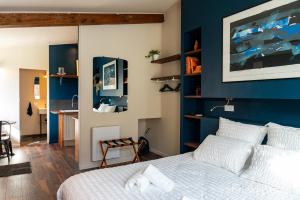 เตียงในห้องที่ Yanna Lodge, cocon avec Spa en Baie de Somme