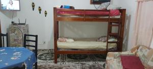 En eller flere senge i et værelse på Kitnet em Monte alto arraial do cabo