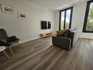 un soggiorno con divano e TV di 1B105 Bonito apartamento en zona exclusiva a Gijón