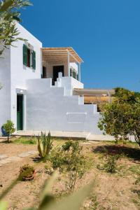 a white house with stairs in front of it at Apelagitis 1 in Exámbela