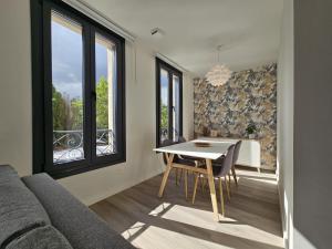 een woonkamer met een tafel en een bank bij 1A105 Precioso apartamento en zona exclusiva in Gijón